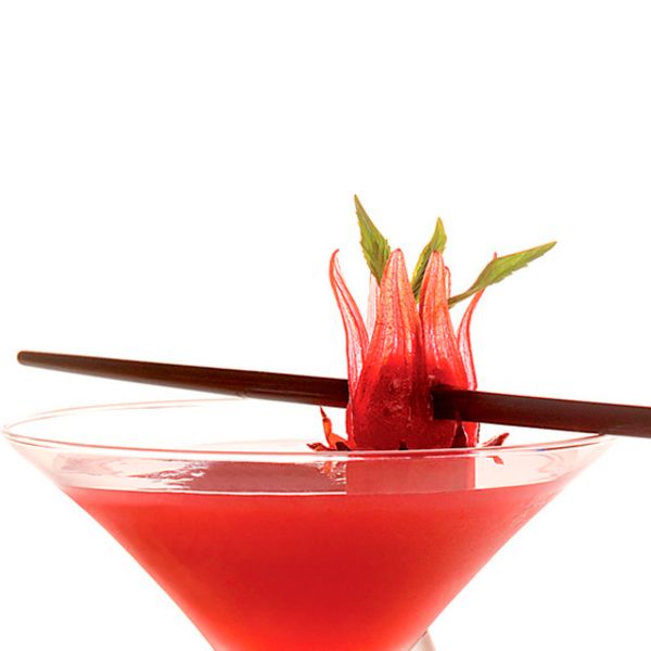 Cóctel de cava con flor de hibiscus, o rosa de China